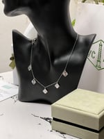 سلسال شوكر Van cleef المميز مع حلق