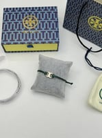 إسوارة TORY BURCH معدن ذهبي لون اخضر