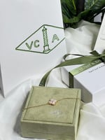 إسوارة Van cleef ذهبي