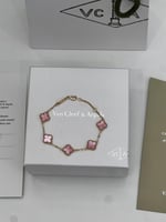 اسوارة van cleef وردي مموج حجم صغير