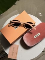 نظارة - MIU MIU اطار وردي عدسة اسود