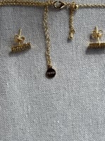 سلسال مع حلق FENDI معدن ذهبي