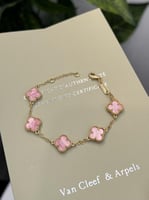 اسوارة van cleef وردي مموج حجم صغير