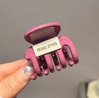 شباصة شعر من MIU MIU