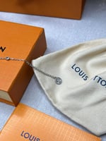 إسوارة LOUIS VUITTON معدن فضي