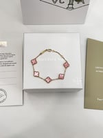 اسوارة van cleef وردي مموج حجم صغير