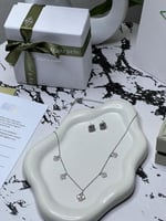 سلسال Van cleef المميز مع حلق