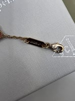 اسوارة van cleef وردي مموج حجم صغير