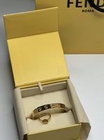 إسوارة fendi مع خاتم ذهبي