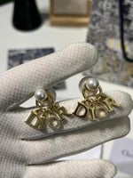 حلق Dior ذهبي