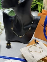 طقم لويس فيتون