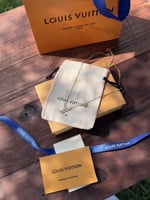 سلسال LOUIS VUITTON ذهبي