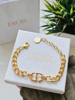 طقم Dior ذهبي