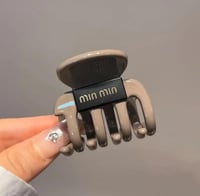 شباصة شعر من MIU MIU