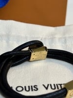 إسوارة LOUIS VUITTON جلد ومعدن ذهبي