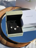 سلسال Van cleef المميز مع حلق