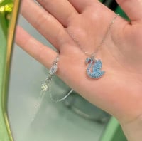 سلسال سوارفيسكي فضي كريستالة زرقاء