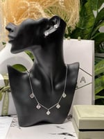 سلسال شوكر Van cleef المميز مع حلق