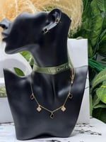 سلسال شوكر Van cleef المميز مع حلق