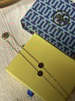 سلسال مع حلق TORY BURCH معدن ذهبي بفصوص كرستال زرك...