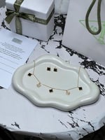 سلسال شوكر Van cleef المميز مع حلق