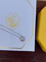 سلسال سوارفيسكي فضي كريستالة وردي