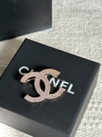 بروش CHANEL ذهبي
