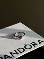 خاتم باندورا PANDORA فضي كريستالة حمراء