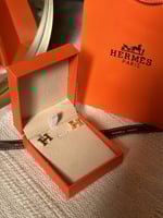 سلسال مع حلق HERMES معدن ذهبي صدفي