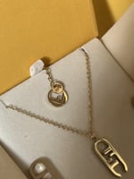 سلسال مع حلق FENDI معدن ذهبي