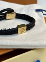 إسوارة LOUIS VUITTON جلد ومعدن ذهبي