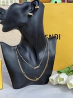 سلسال مع حلق FENDI معدن ذهبي