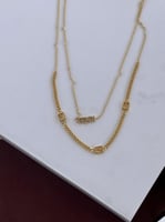 سلسال مع حلق FENDI معدن ذهبي