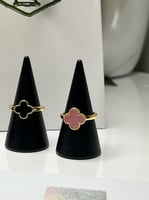 خاتم van cleef ملون .