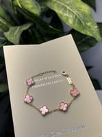 اسوارة van cleef وردي مموج حجم صغير