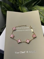 اسوارة van cleef وردي مموج حجم صغير