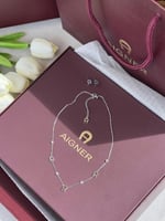 سلسال AIGNER مع حلق فضي