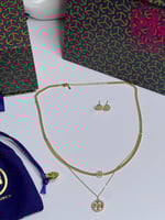 سلسال مع حلق TORY BURCH معدن ذهبي بفصوص