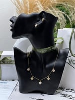 سلسال شوكر Van cleef المميز مع حلق