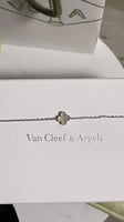 إسوارة Van cleef فضي - صدفي مموج