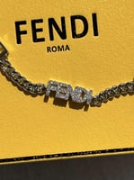 إسوارة fendi معدن فضي