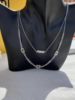 سلسال مع حلق FENDI معدن فضي
