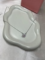 سلسال سوارفيسكي فضي كريستالة - وردي