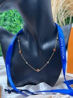 سلسال LOUIS VUITTON ذهبي- عودي