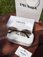 نظارة PRADA إطار أسود- عدسة بني مدرج