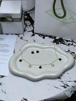 سلسال شوكر Van cleef المميز مع حلق