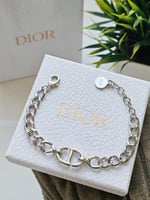 إسوارة Christian Dior فضي .