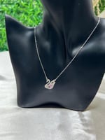 سلسال سوارفيسكي فضي كريستالة - وردي