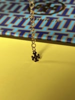 سلسال مع حلق TORY BURCH معدن ذهبي بفصوص كرستال زرك...