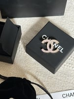 بروش CHANEL ذهبي